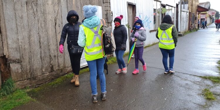 Orientadores municipales recorren calles de Purranque informando a vecinos(as)