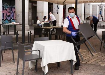Municipio otorgará auspicio gratuito para que restaurantes y cafés atiendan en terrazas transitorias