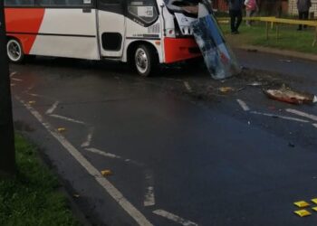 #Osorno : Colisión vehicular entre bus y camión.