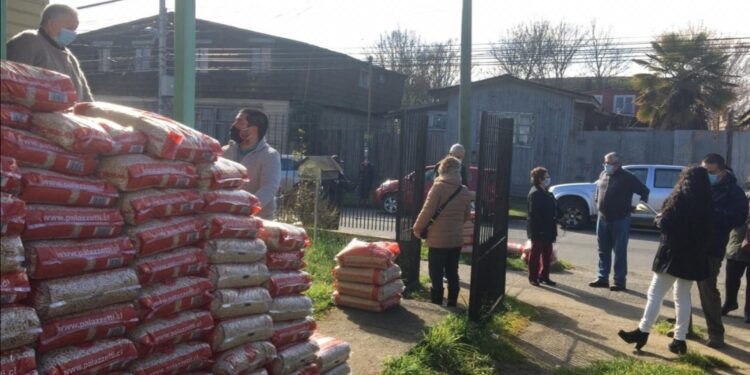 Realizan jornada de venta de pellet enfocada para adultos mayores de Osorno.