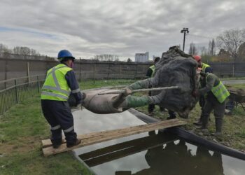 Retiran momentáneamente escultura “el ovejero”, para resguardo mientras se ejecutan obras en parque Alberto Hott.