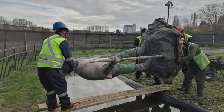 Retiran momentáneamente escultura “el ovejero”, para resguardo mientras se ejecutan obras en parque Alberto Hott.