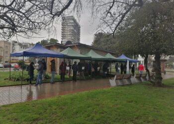 Municipio de Osorno facilitó al servicio de salud, oficina de turismo, en plaza de armas, para toma de exámenes PCR.