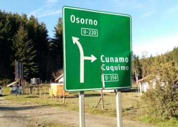 Departamento de operaciones del municipio comenzó instalación de adornos dieciocheros a la par de la reparación de aceras y sedes sociales rurales