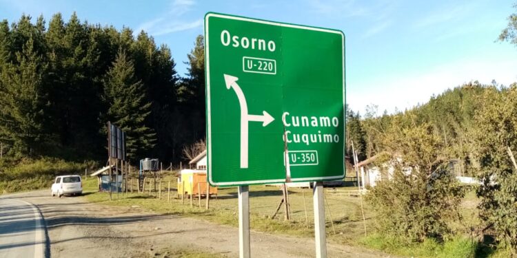 Departamento de operaciones del municipio comenzó instalación de adornos dieciocheros a la par de la reparación de aceras y sedes sociales rurales