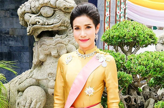 Rey de Tailandia perdona a su consorte, y le devuelve todos sus títulos y rangos militares