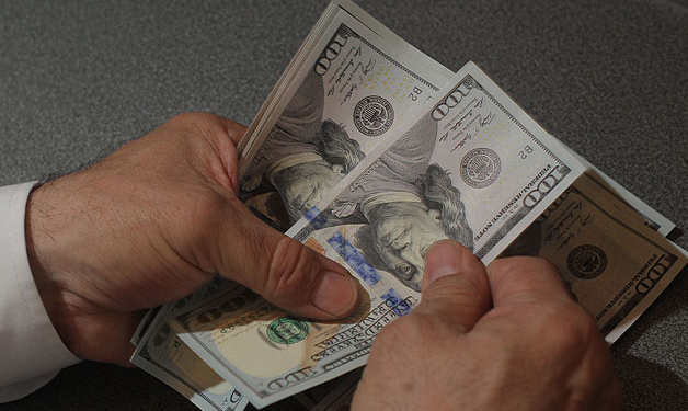 Dólar retrocede esta mañana y se cotiza bajo los $770: Cobre cerró con caída