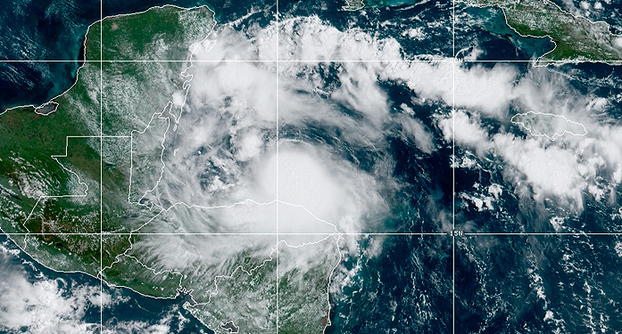 Tormenta tropical Nana llega a Guatemala tras pasar por Belice como huracán