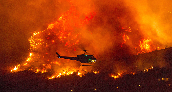 Cientos de personas son evacuadas por aire en California tras rápido avance de incendio forestal