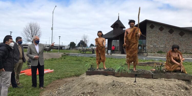 Se inició instalación de réplicas de familia de Pilauquenses y animales Pleistocénicos en Parque Chuyaca