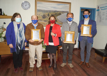 MUNICIPIO DE PUYEHUE RECONOCIÓ A TRES PROFESORES DE LA COMUNA POR SUS 30, 35 Y 40 AÑOS DE SERVICIO
