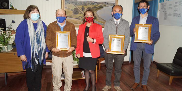 MUNICIPIO DE PUYEHUE RECONOCIÓ A TRES PROFESORES DE LA COMUNA POR SUS 30, 35 Y 40 AÑOS DE SERVICIO