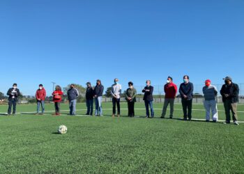 Autoridades Mindep IND hacen entrega de la Cancha Nueva Braunau de Puerto Varas.