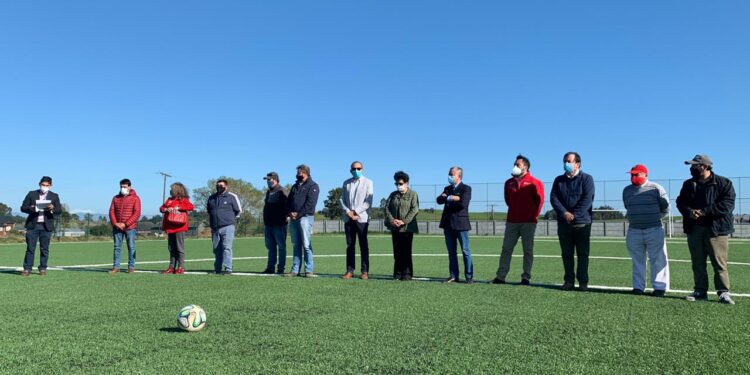 Autoridades Mindep IND hacen entrega de la Cancha Nueva Braunau de Puerto Varas.