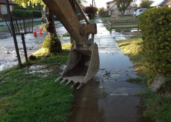 Essal responde a reclamos de vecinos de calle Santiago Rosas por corte de suministro de agua por rotura de matriz espontánea