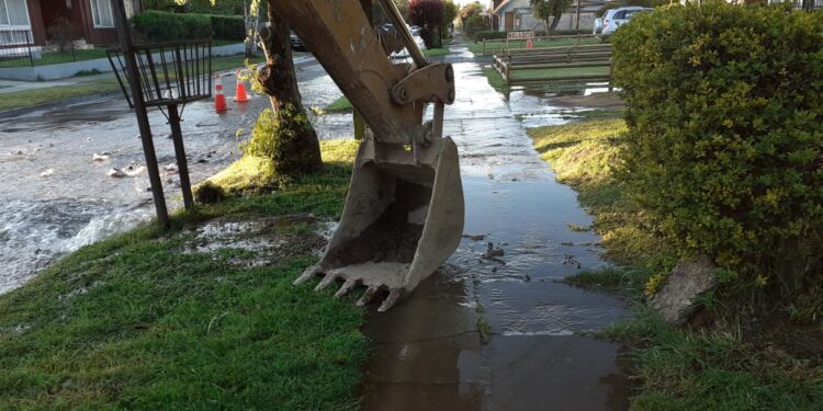 Essal responde a reclamos de vecinos de calle Santiago Rosas por corte de suministro de agua por rotura de matriz espontánea