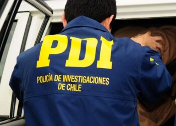 Detectives de la Brigada Investigadora de Robos Valdivia: detuvieron a un sujeto mientras forzaba las protecciones metálicas e intentaba ingresar a un supermercado.