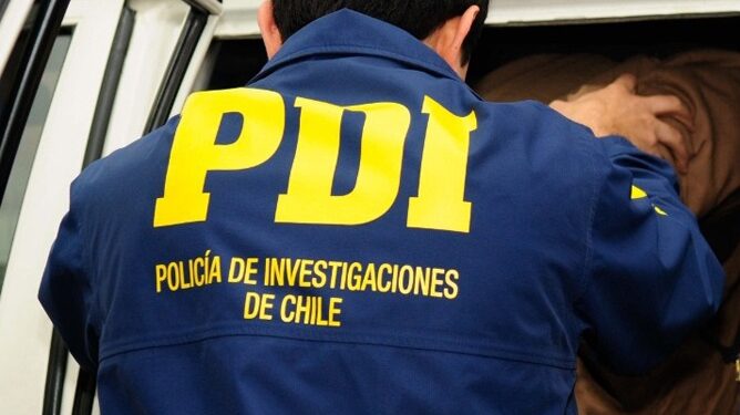 Detectives de la Brigada Investigadora de Robos Valdivia: detuvieron a un sujeto mientras forzaba las protecciones metálicas e intentaba ingresar a un supermercado.