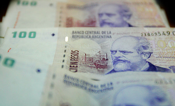 Ministro de Economía argentino afirma que no habrá devaluación del peso