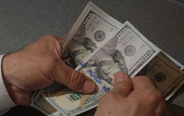 Dólar anota baja semanal de casi $20 y analistas proyectan cotización tras el Plebiscito