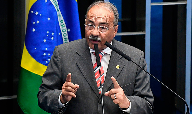 Senador brasileño es sorprendido escondiendo dinero en su ropa interior durante operativo policial