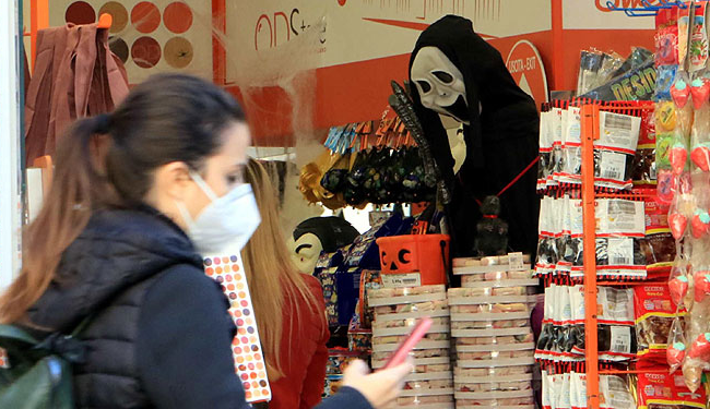 Salud da recomendaciones para «Halloween» y advierte que «máscara de disfraz sobre mascarilla puede provocar la asfixia»