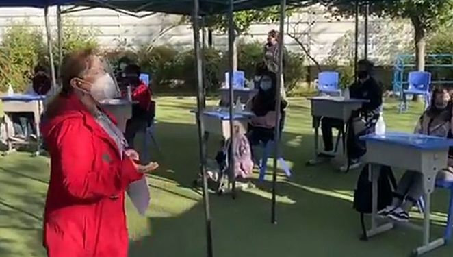 Cuartos medios de tres colegios municipales de Las Condes vuelven con preuniversitario y clases presenciales al aire libre