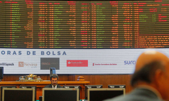 Bolsa de Santiago cae y se desacopla de subida de mercados internacionales en semana previa al Plebiscito