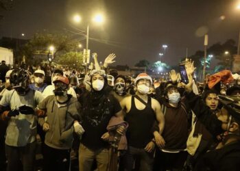 Se fueron 13 ministros en Perú tras la muerte de dos manifestantes y Congreso evalúa destituir al presidente