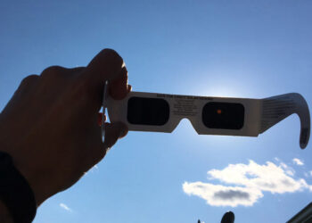 Entregan 1400 lentes para el eclipse a establecimientos educacionales de Lanco