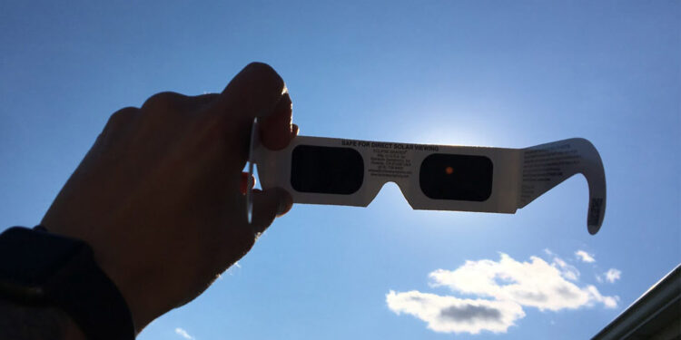 Entregan 1400 lentes para el eclipse a establecimientos educacionales de Lanco