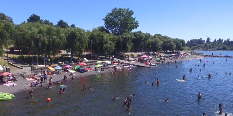 PUYEHUE SE PREPARA PARA USAR LAS PLAYAS.