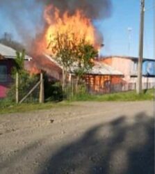 #Puyehue: Incendio destruyó una capilla y una casa en Pilmaiquen