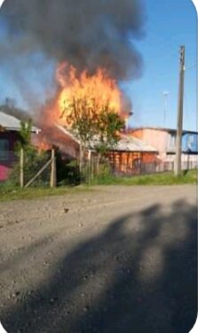 #Puyehue: Incendio destruyó una capilla y una casa en Pilmaiquen
