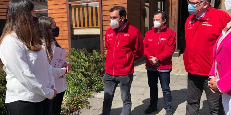 Subsecretario del Trabajo da luz verde a empresas agrícolas y hoteleras de la Región de los Lagos para su reapertura