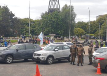 GASTRONOMICOS DE OSORNO PROTESTAN FRENTE LA GOBERNACIÓN.