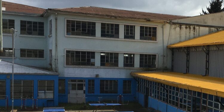 MUNICIPIO CAMBIÓ VENTANALES Y MEJORÓ GIMNASIO DEL LICEO COMERCIAL.