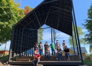 Statkraft hace entrega a dirigentes de la comunidad la primera obra de mejora en plaza de Pilmaiquén.