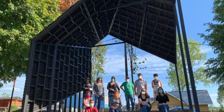 Statkraft hace entrega a dirigentes de la comunidad la primera obra de mejora en plaza de Pilmaiquén.