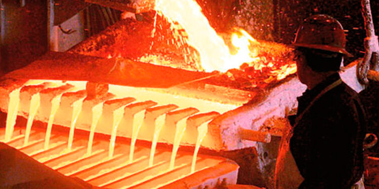 Cobre anota otro máximo en casi siete años y dólar cae ante intensa jornada en el Senado por segundo 10%