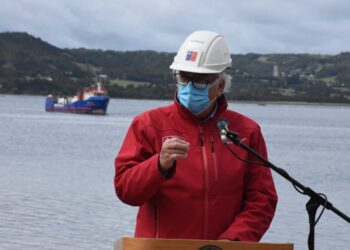 Autoridades colocan primera piedra del futuro borde costero de  Quemchi.