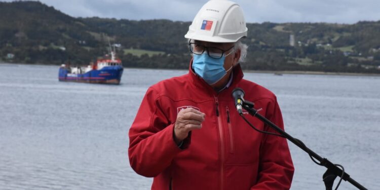 Autoridades colocan primera piedra del futuro borde costero de  Quemchi.