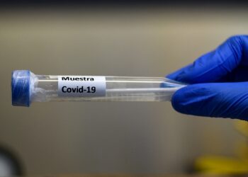 Medicamento experimental contra el covid-19 que se usó con Donald Trump es aprobado para distribución masiva