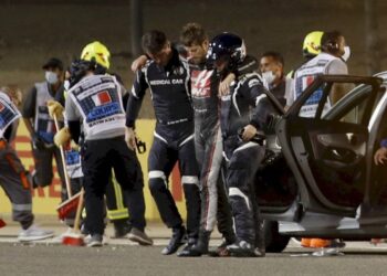 Fórmula 1: Romain Grosjean sufre espeluznante accidente en GP de Bahreín y logra salir de entre las llamas
