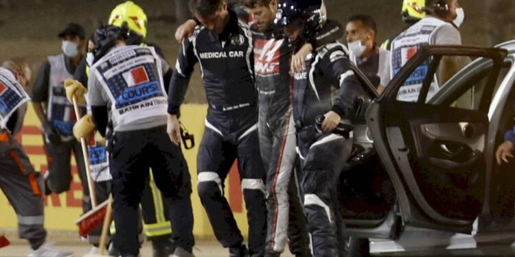 Fórmula 1: Romain Grosjean sufre espeluznante accidente en GP de Bahreín y logra salir de entre las llamas
