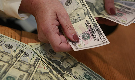 Dólar cae con fuerza este lunes hasta su menor nivel en un mes y medio