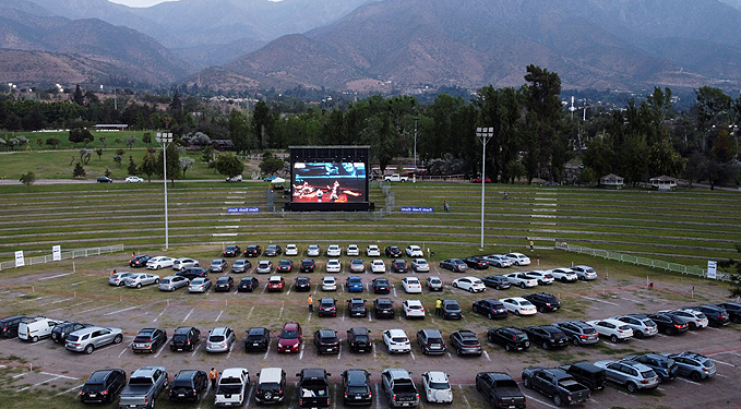 Autocine Parque Padre Hurtado recibió 178 vehículos en su primera jornada de funcionamiento