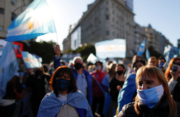 Extienden por dos meses más la prohibición de despedir trabajadores en Argentina por crisis económica por la pandemia