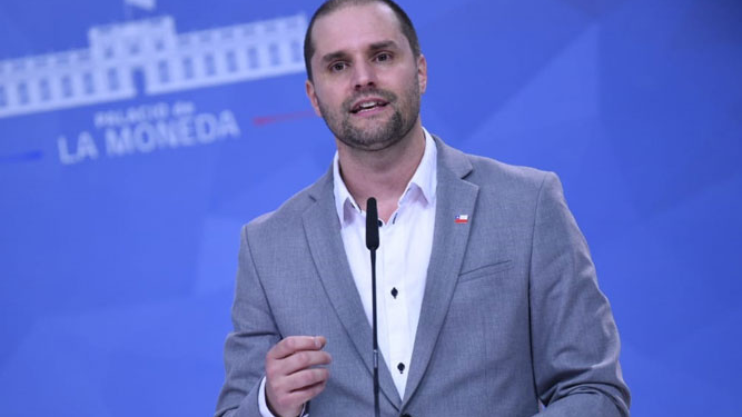 Vocero dice que retiro del 10% «depende» de senadores y tilda de «poco democráticos» llamados a renunciar al Presidente