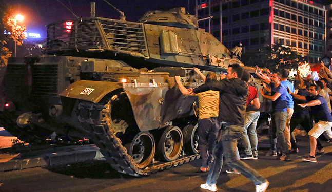 Cuatro estudiantes más son acusados en caso de decapitación de profesor francés